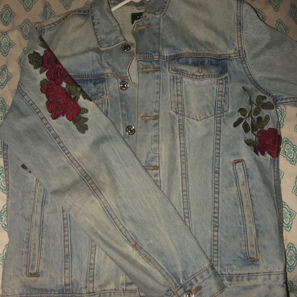 Jean jacket w/red roses